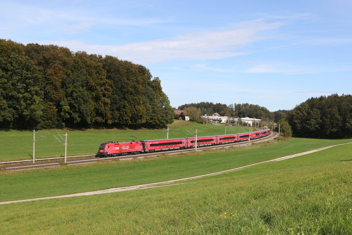 1116 251  100 Jahre ÖBB  aus Salzburg kommend am 7. Oktober 2024 bei Axdorf.