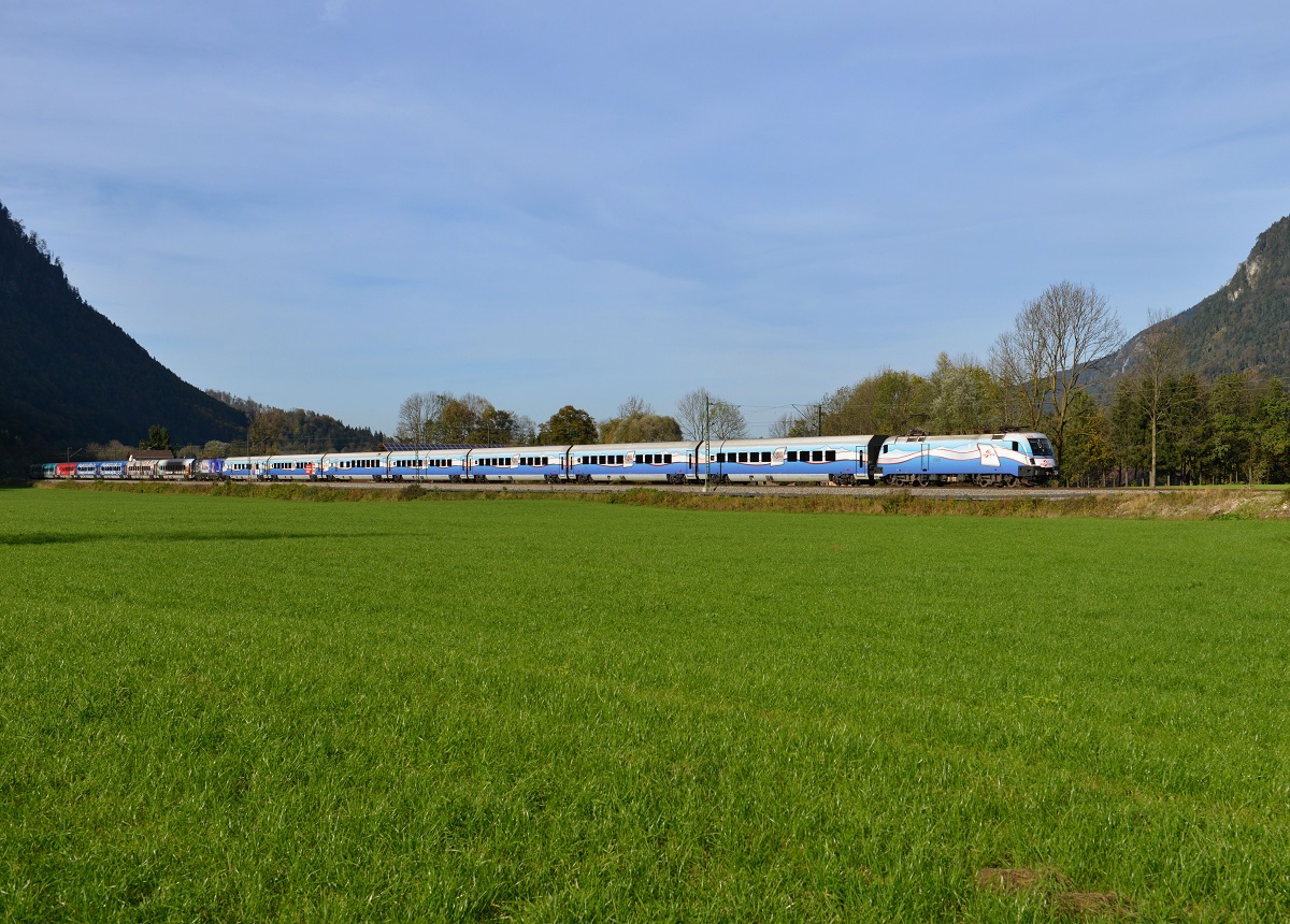 1116 251 mit dem Ski-Austria-Railjet + 1116 248 mit dem Red-Bull-Fashion-Train als RJ 564 am 18.10.2014 bei Niederaudorf.