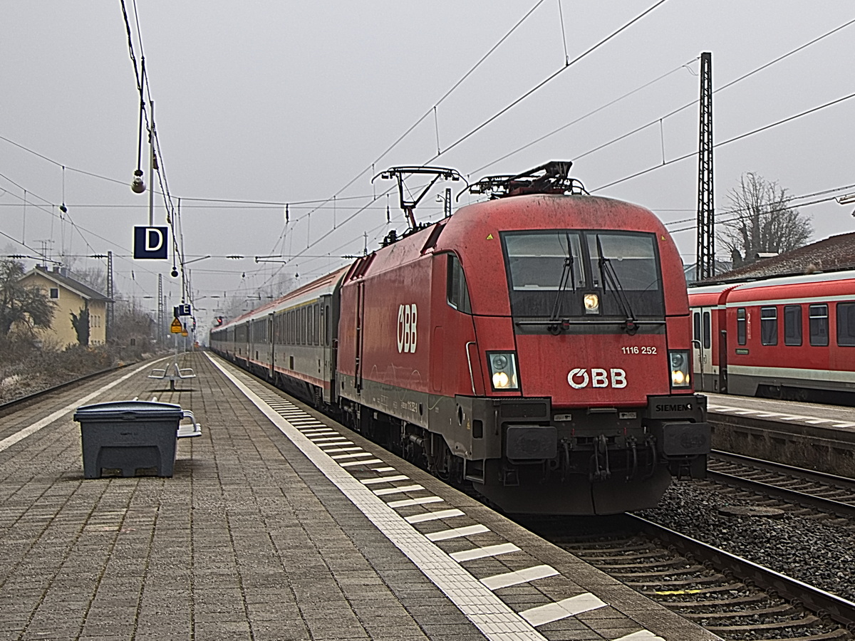 1116 252 der ÖBB bei der Durchfahrt durch den Bahnhof Prien am Chiemsee am 01. Dezember 2024.

    Deutschland / Galerien | Zuggattungen / EC EuroCity-Züge
    Österreich / E-Loks / BR 1116 ·ES 64 U2· Taurus