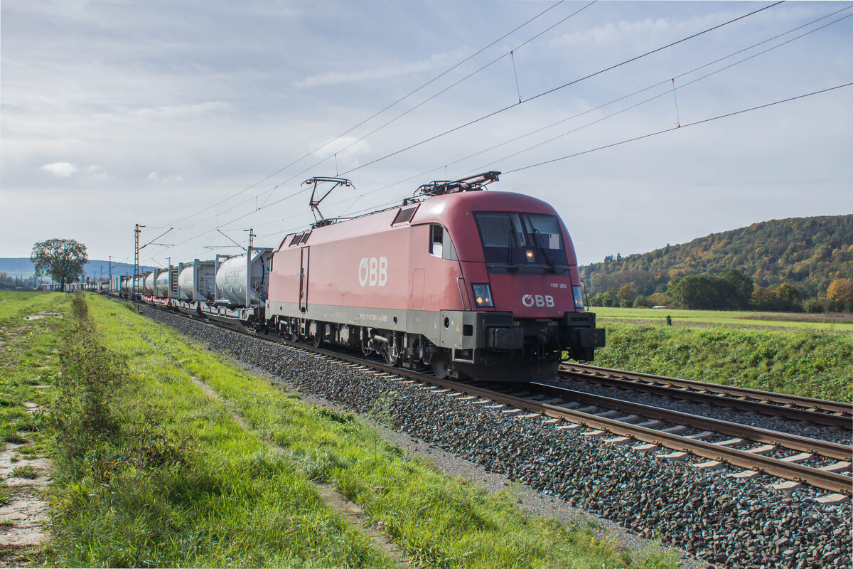 1116 269-2 gesehen am 16.10.2024 bei Retzbach-Z. mit einem Aufliegerzug.