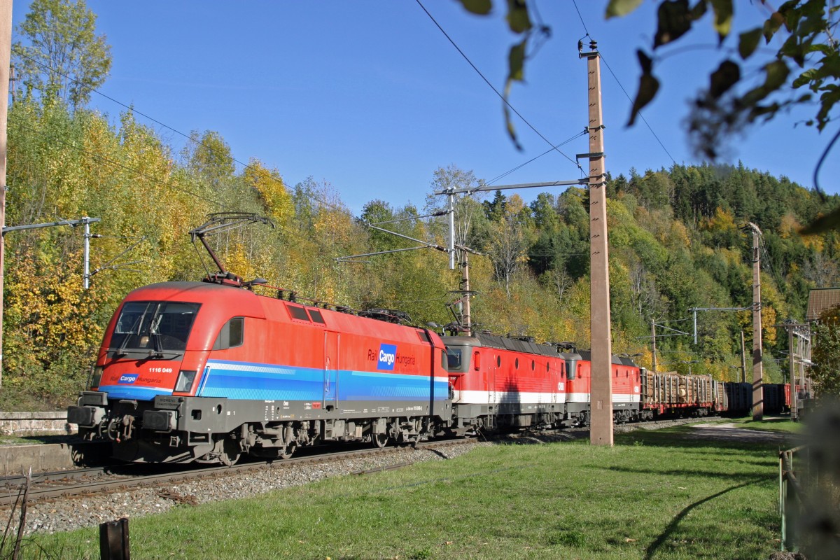 1116.049 ein seltener Gast am Semmering,fährt mit 1144.250+115 und G-55501 durch den herbstlichen Bhf.Klamm/Sch. am 24.10.15