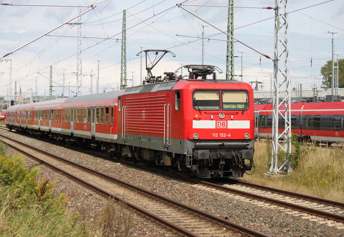 112 152-4 mit dem fast leeren IRE 18539 von Rostock Hbf nach Berlin Hbf(tief)bei der Ausfahrt im Rostocker Hbf.15.08.2014 