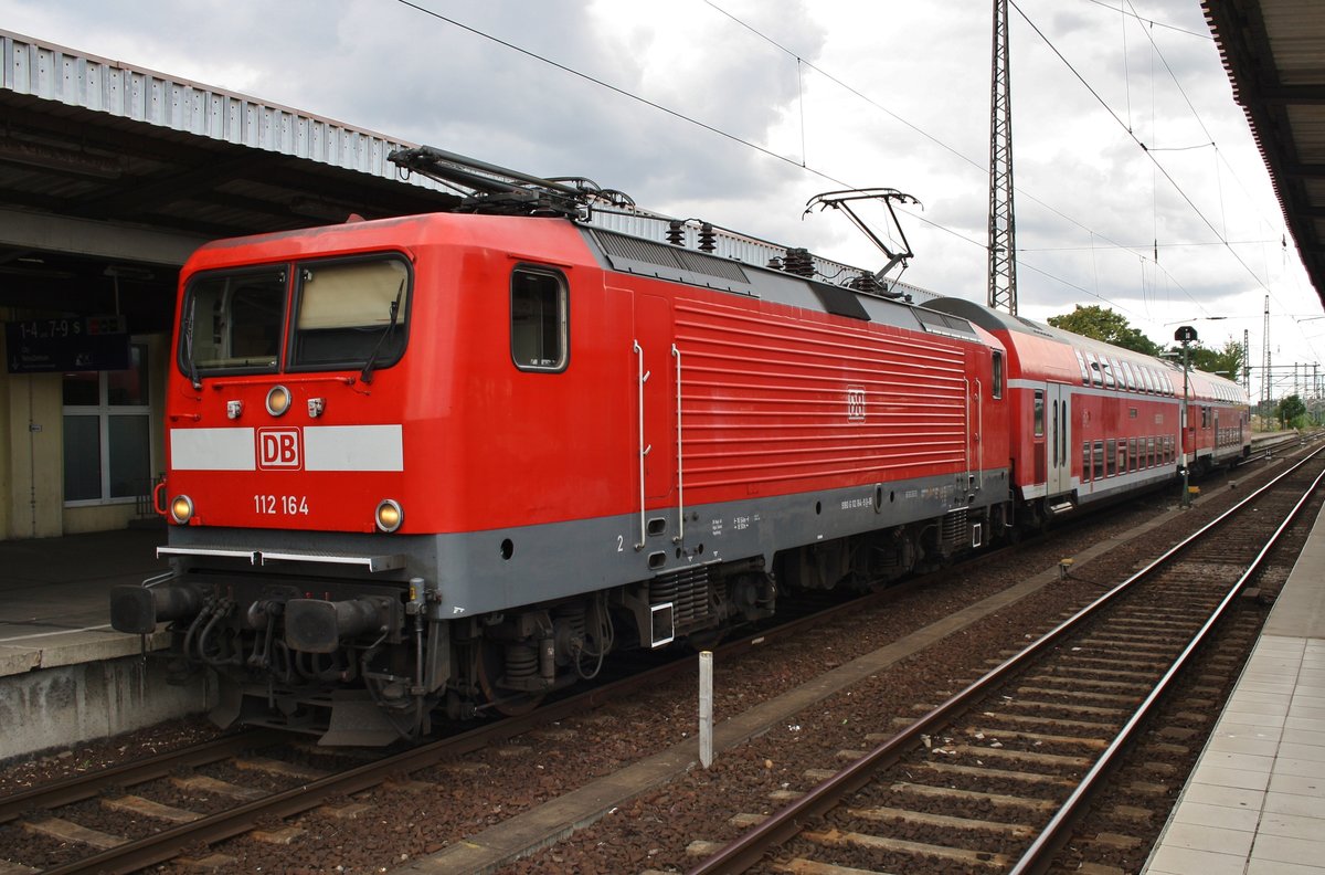 112 164 ist am 1.8.2016 mit dem RE14 (RE17737) von Magdeburg Hauptbahnhof nach Dessau Hauptbahnhof unterwegs. 