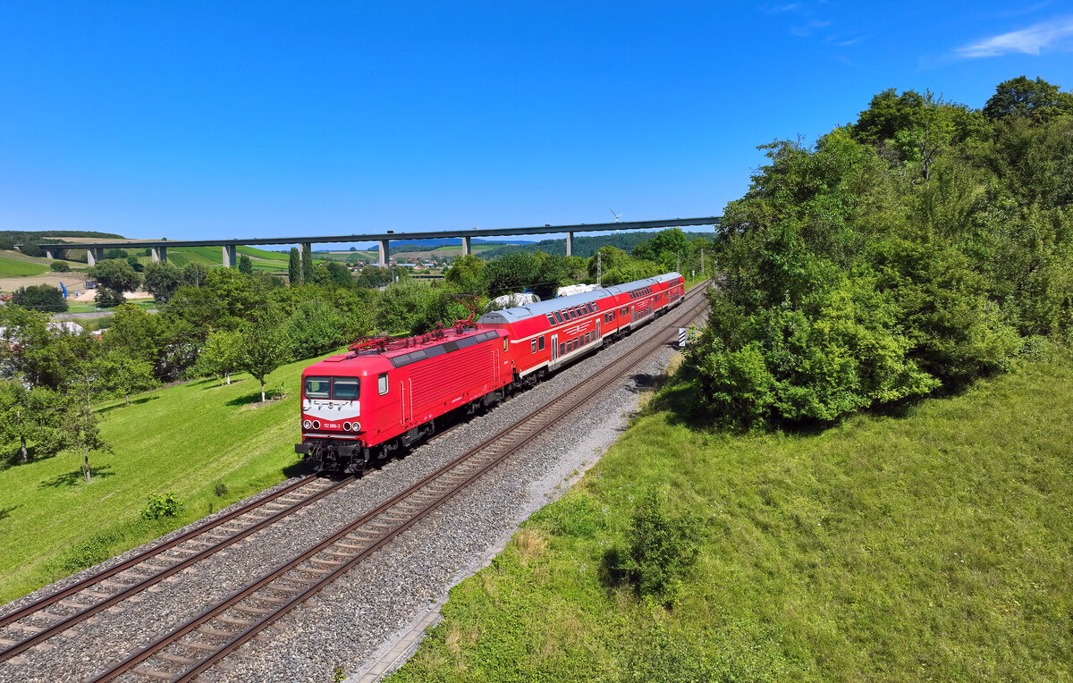 114 006 mit einem Ersatzzug am 11.08.2024 bei Marktbreit.