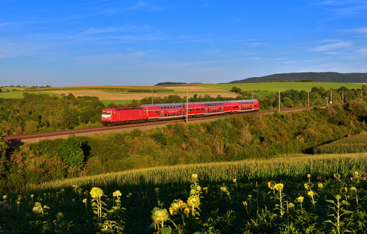 114 006 mit einem Ersatzzug am 11.08.2024 bei Obernbreit.