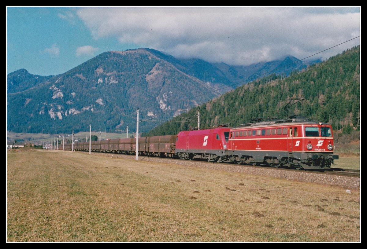 1142 534  + 1116 046 fahren am 20.11.2002 miz G67662 (Eisenerz - Leoben Donawitz) bei Seiz über den Schoberpaß.