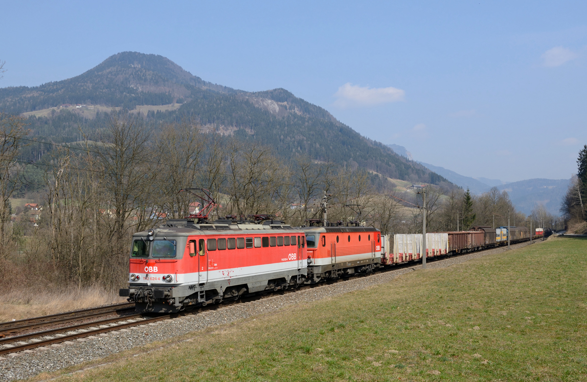  1142 624 sowie 1144 066 waren 24. März 2015 mit der Aufgabe betraut einen gemischten Güterzug von Linz nach Graz zu bringen, dabei wurden sie von mir in Peugen bei Frohnleiten fotografiert. 