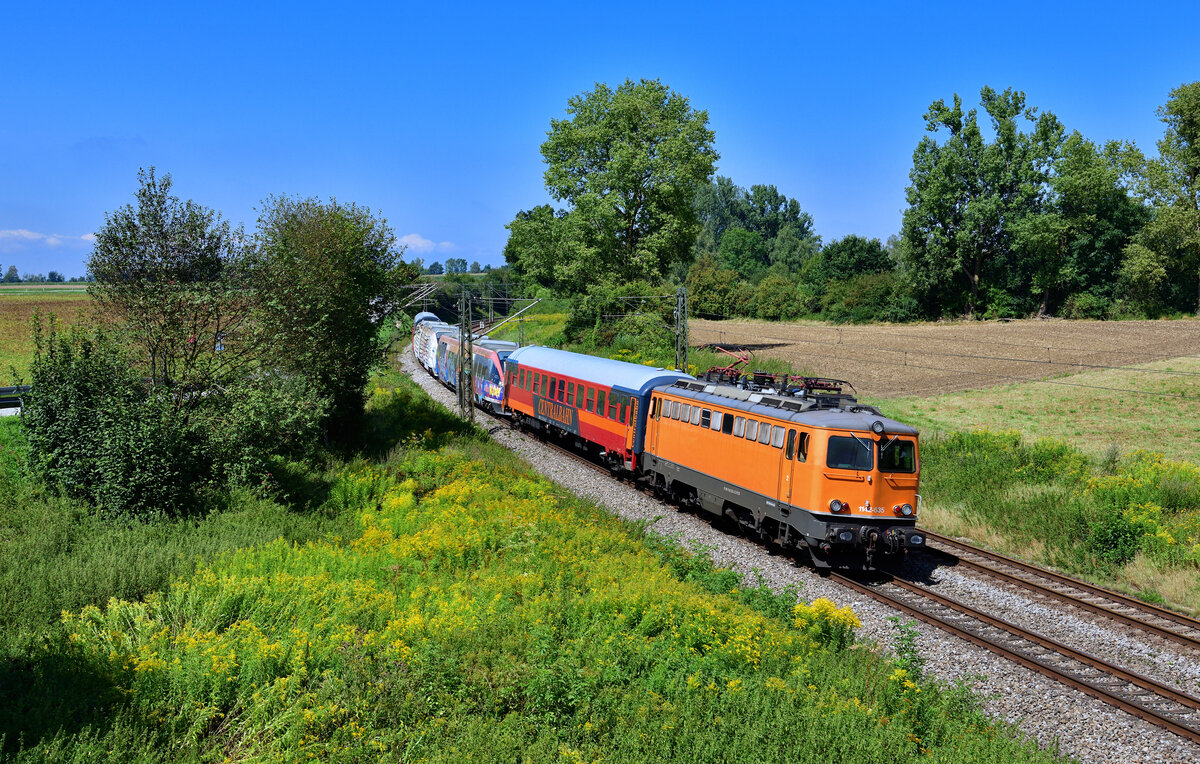 1142 635 mit einer Fahrzeugüberführung am 15.08.2024 bei Langenisarhofen.