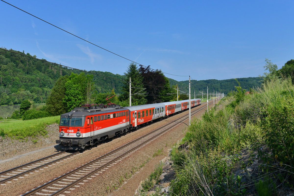 1142 693 mit einem REX am 03.06.2017 bei Wernstein am Inn. 