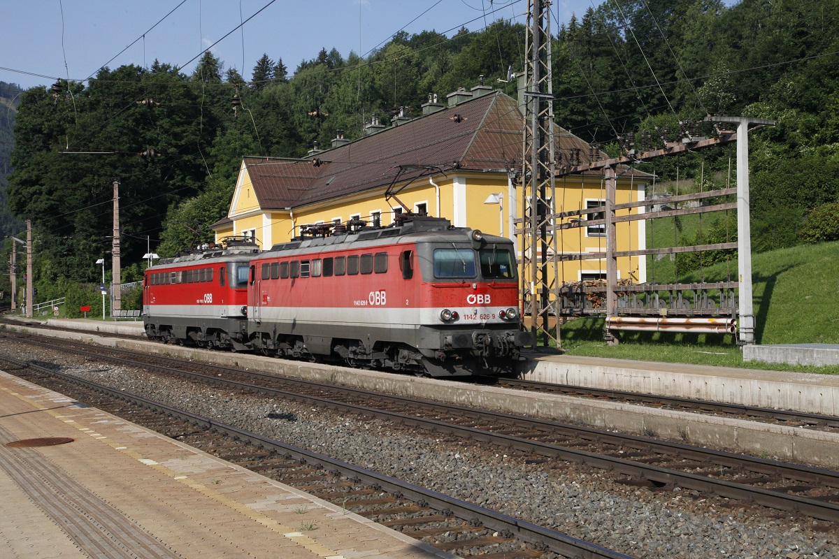 1142.363+1142.691 fahren am 17.07.2015 als Lokzug durch den Bahnhof Breitenstein.