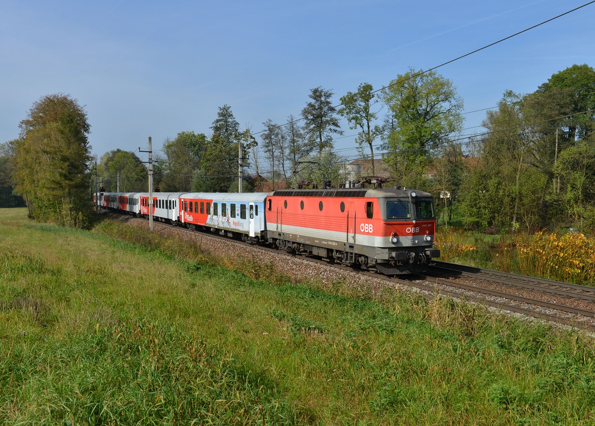 1144 025 mit einem REX nach Linz am 12.10.2014 bei Kimpling.