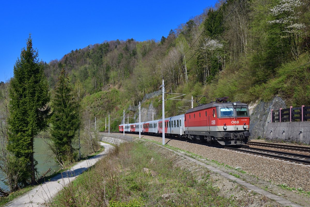 1144 089 mit einem REX am 15.04.2019 bei Ingling.