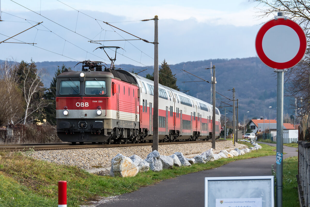 1144 230, unterwegs mit dem REX 2820 nach Krems an der Donau, kurz vor Zeiselmauer-Königstetten. Das Foto entstand am 11.12.2022.