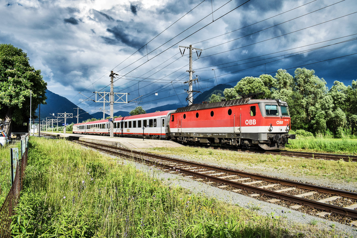 1144 234-2 fährt mit dem D 735 (Villach Hbf - Lienz), aus dem Bahnhof Greifenburg-Weißensee aus.
Aufgenommen am 23.5.2018.