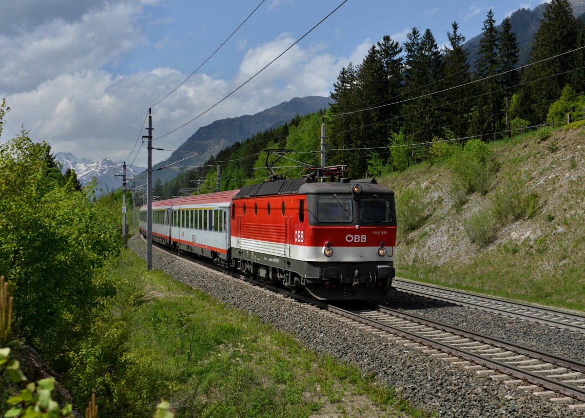 1144 251 mit OIC 690 am 04.05.2013 bei Mhldorf-Mllbrcke.