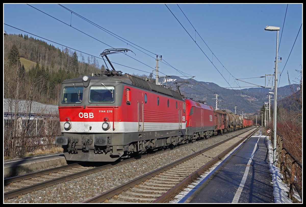 1144 276 + 1116 132 mit Güterzug in Hönigsberg am 10.01.2020.