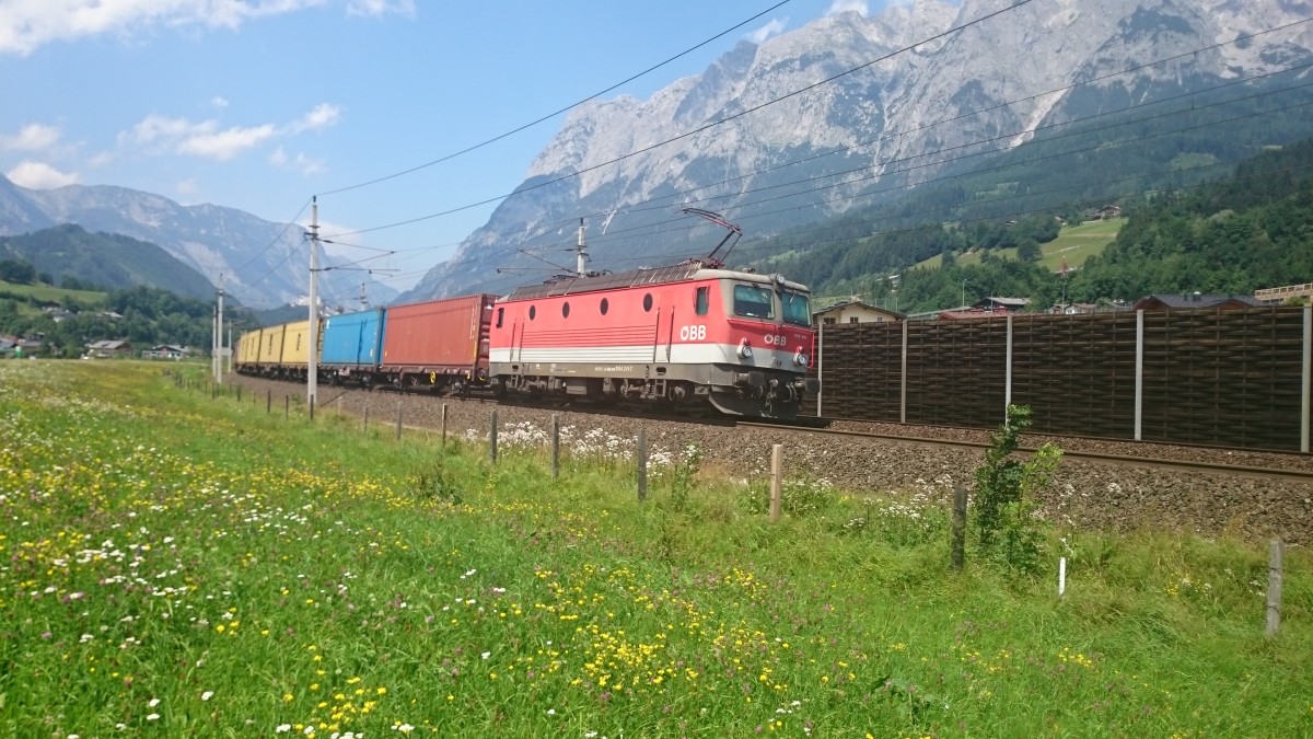 1144 mit Güterzügen in Pfarrwerfen.(15.7.15)