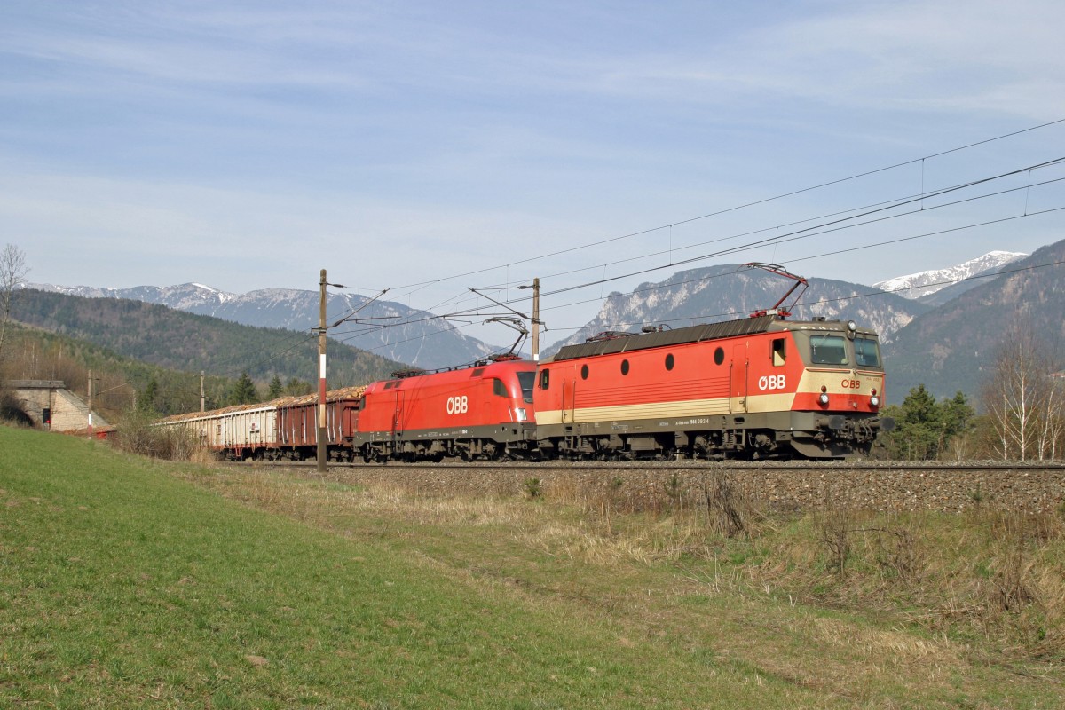 1144.092+1116 mit G-54627 bei der Steinbauer-Wiese mit Rax und Schneeberg im Hintergrund am Eichberg. 22.3.14