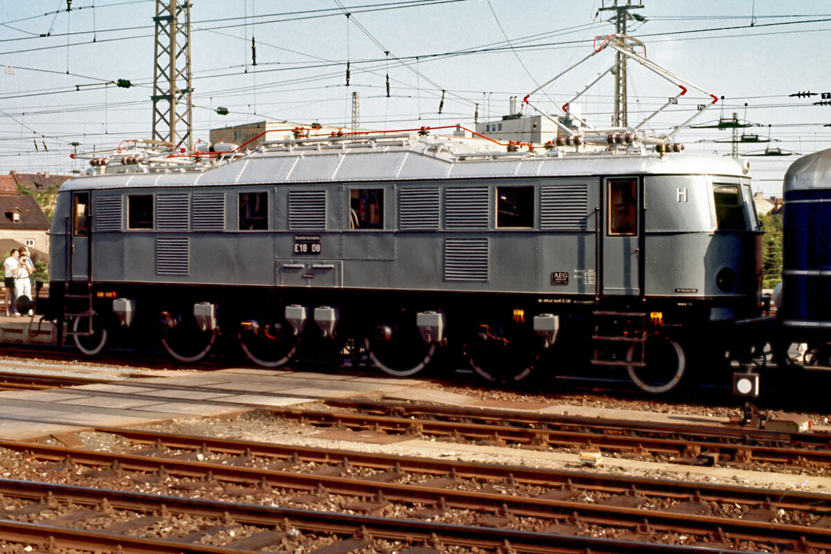 118 008 als Museumslok E 18 08 (Eigentümerin DB Museum Nürnberg) am 14.07.1985 in Nürnberg.