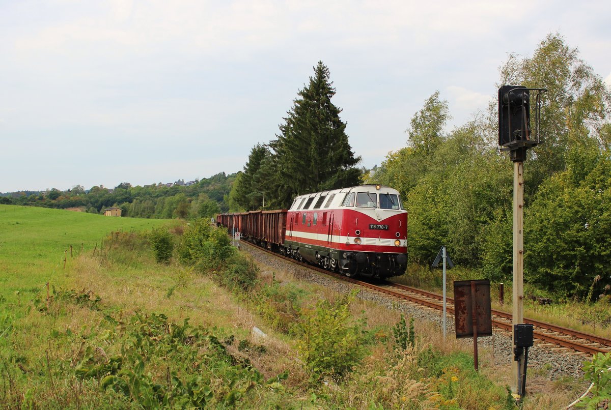 118 770-7 holte am 30.09.16 von einem Schrotthandel in Plauen/V. einen Zug. Hier der Zug Richtung Plauen unterer Bahnhof .