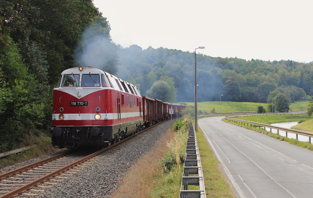 118 770-7 holte am 30.09.16 von einem Schrotthandel in Plauen/V. einen Zug. Hier der Zug Richtung Plauen unterer Bahnhof .