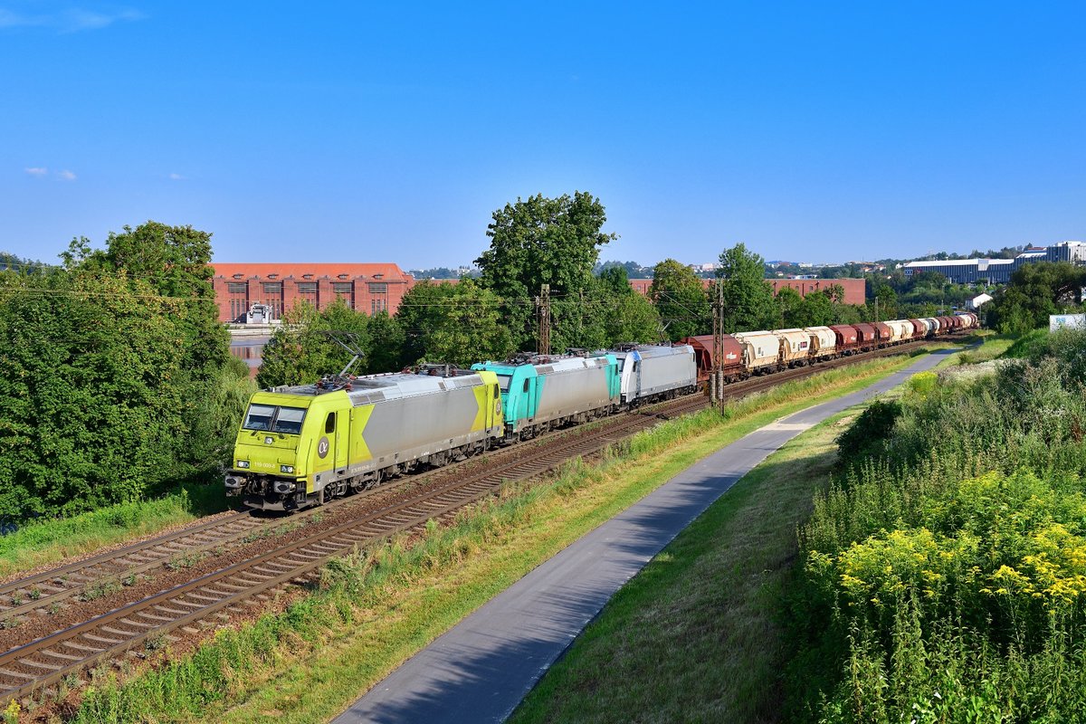 119 009 + 185 619 + 119 003 mit einem Düngerzug am 10.08.2020 bei Passau.