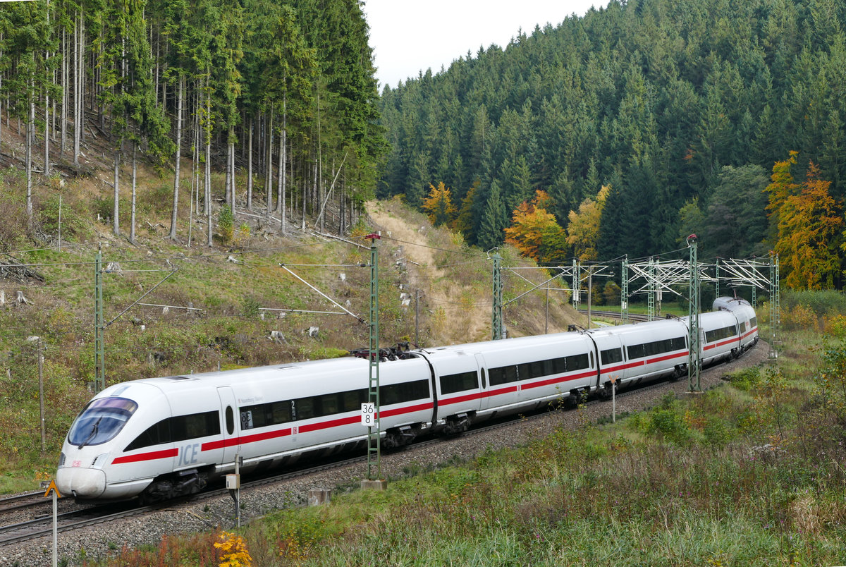 12. Oktober 2017, Die größte Steigung der Frankenwaldbahn liegt auf der südlichen Seite zwischen Pressig-Rothenkirchen und Steinbach am Wald. Seit dem Fahrplanwechsel im Dezember verkehren hier keine ICE mehr. Anlass für mich, heute noch ein paar Fotos zu schießen. Für ICE Naumburg (Saale) (Tz 1110) als ICE 1510 München - Berlin ist es hier bis zum Scheitelpunkt nicht mehr weit.