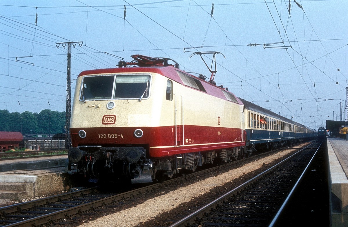  120 005  Augsburg Hbf  04.07.83