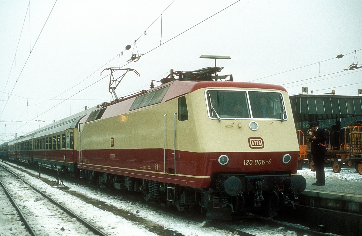  120 005  Nürnberg Hbf  12.01.81