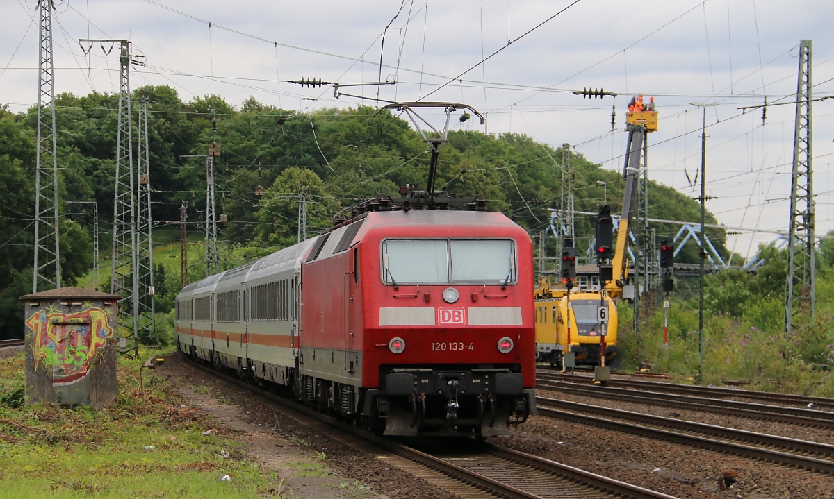 120 133-4 schiebt einen IC durch Köln West in Richtung Köln Hbf. Aufgenommen am 15.07.2014.