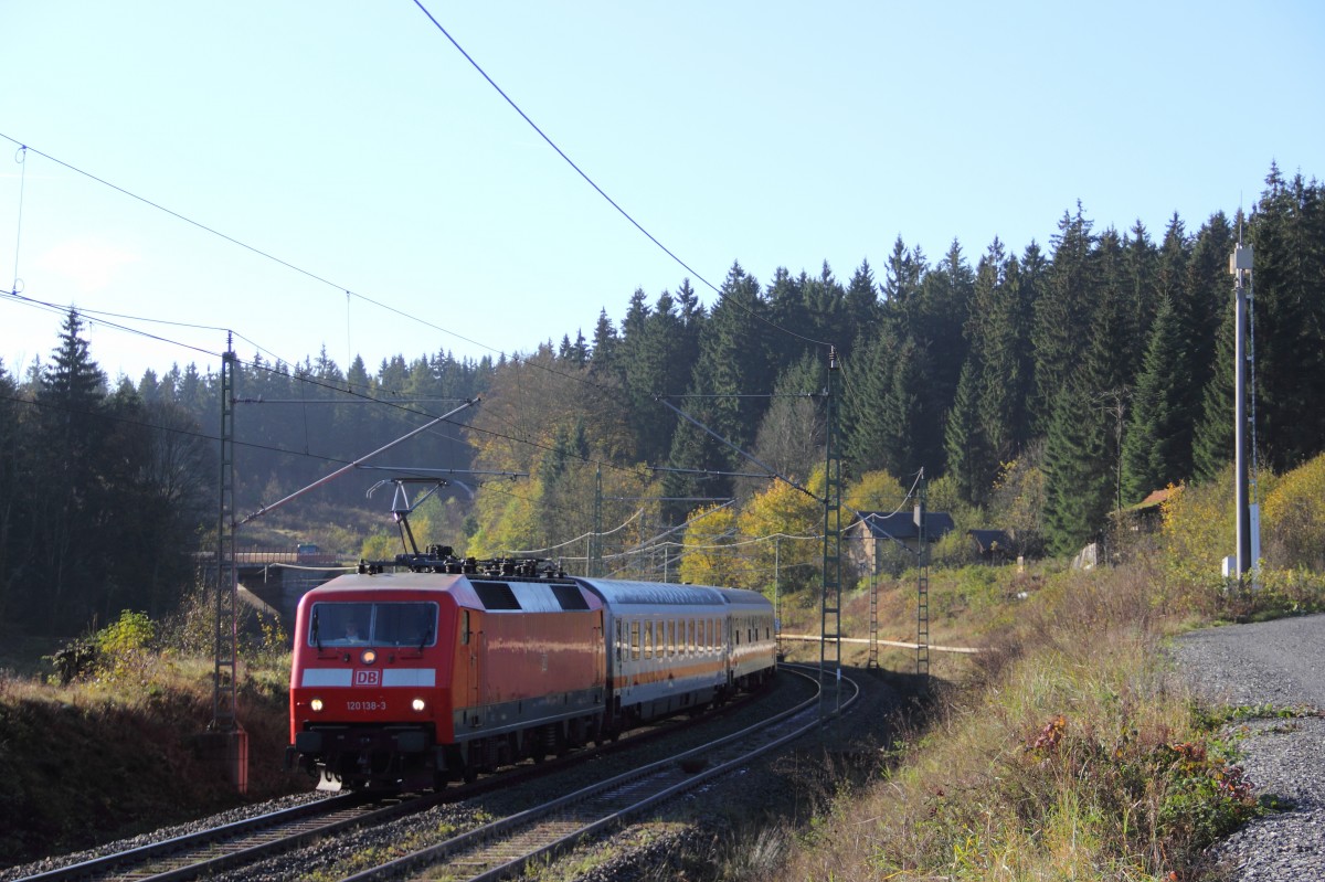 120 138-3 DB bei Steinbach am 24.10.2014.