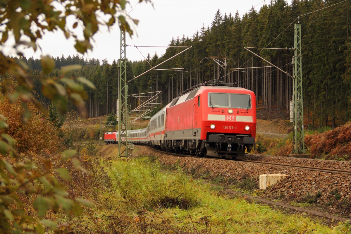 120 138-3 DB zieht den IC 2300 über die Frankenwaldrampe bei Steinbach am 23.10.2015. 