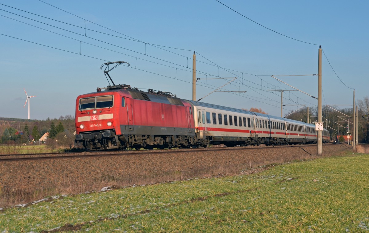 120 145 führte zusammen mit ihrer Schwester 120 135 am 01.02.15 den IC 2301 durch Burgkemnitz Richtung Leipzig.