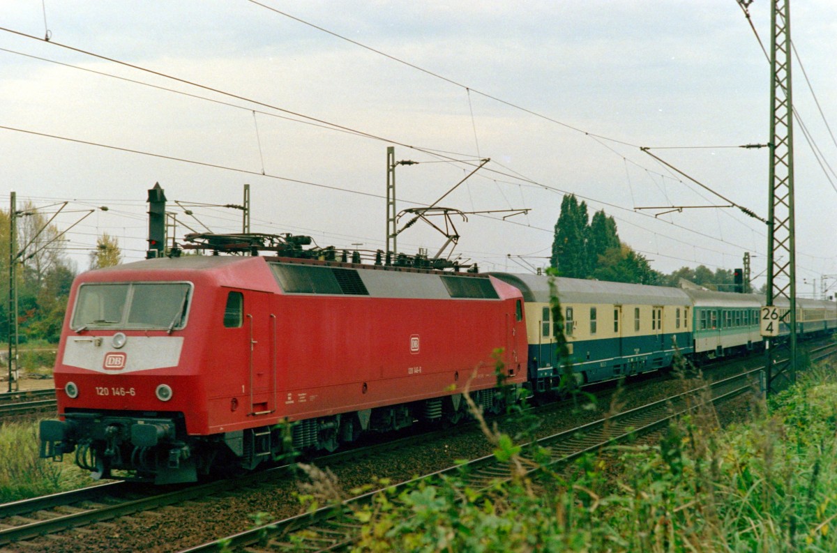 120 146 mit E 3222 (Gttingen–Hamburg Hbf) am 08.10.1993 zwischen Meckelfeld und Hamburg-Harburg