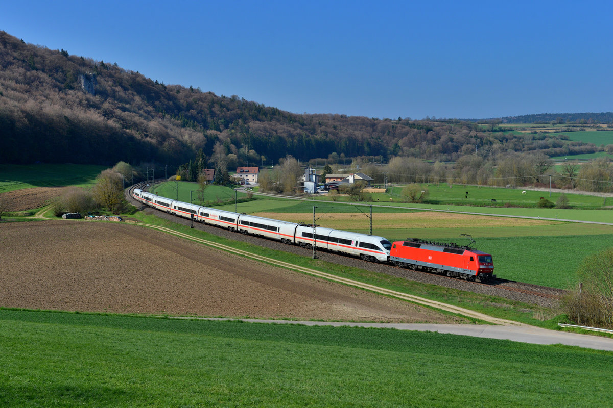 120 149 mit einem ICE-T am 11.04.2016 bei Breitenfurt. 