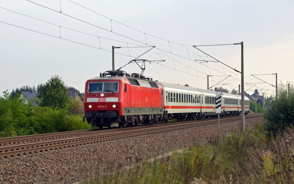 120 154 zieht den IC 1948 Kyffhäuser am 05.10.14 durch Zschortau über Delitzsch nach Halle.