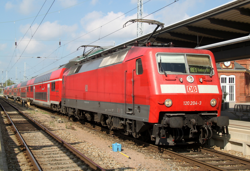 120 204-3 mit RE 4310 von Rostock Hbf nach Hamburg Hbf kurz vor der Ausfahrt im Rostocker Hbf.18.09.2015 