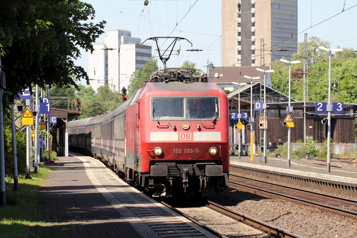 120 205 mit einem Pilger-Sonderzug von Hamburg-Altona nach Lourdes in Frankreich bei der Einfahrt in Bonn-Beuel 17.5.2017