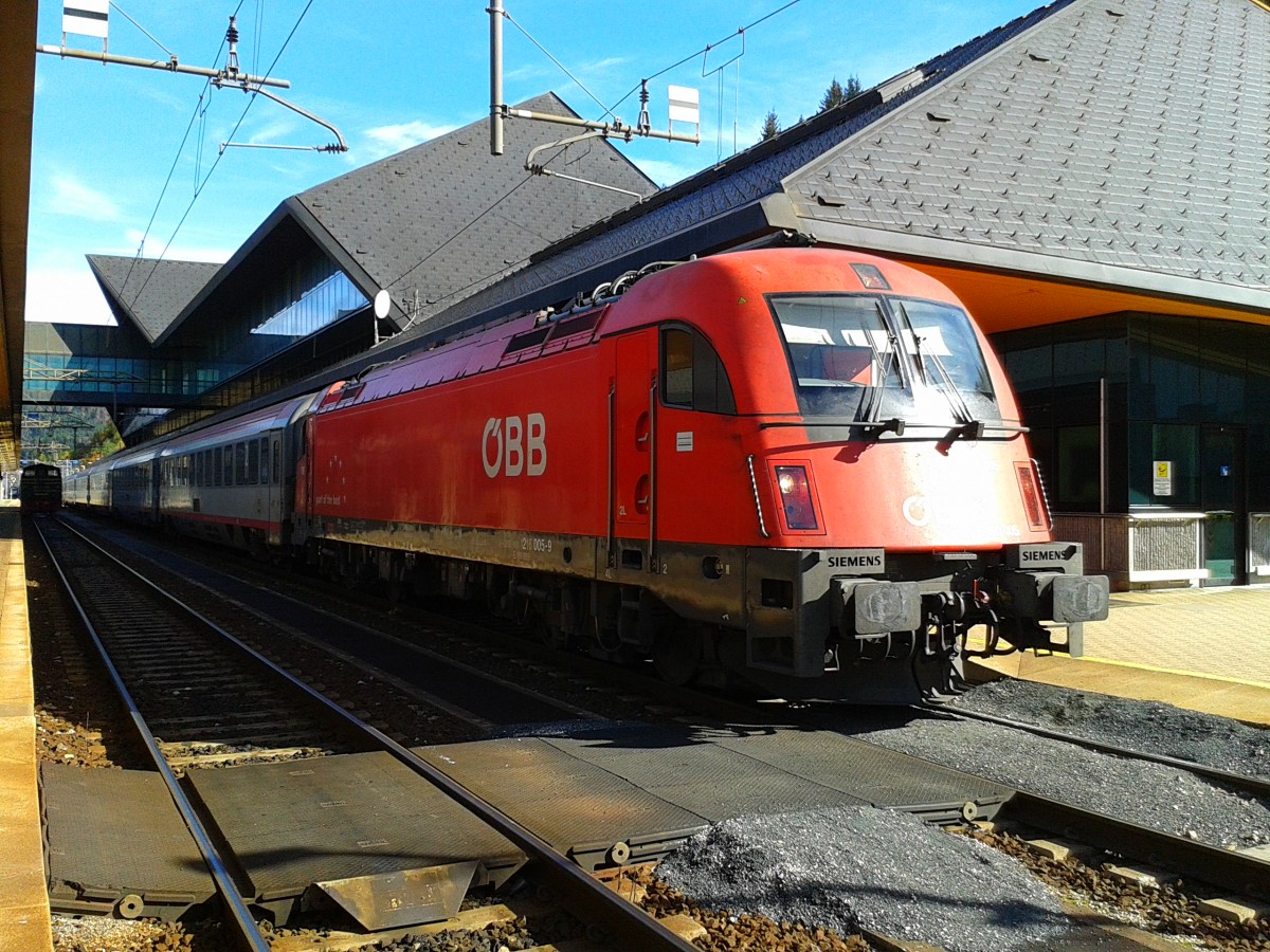 1216 005-9 mit EC 31 (Wien Hbf - Villach Hbf - Tarvisio Boscoverde - Udine - Venezia S. Lucia) am 25.10.2015 beim Halt in Tarvisio Boscoverde.