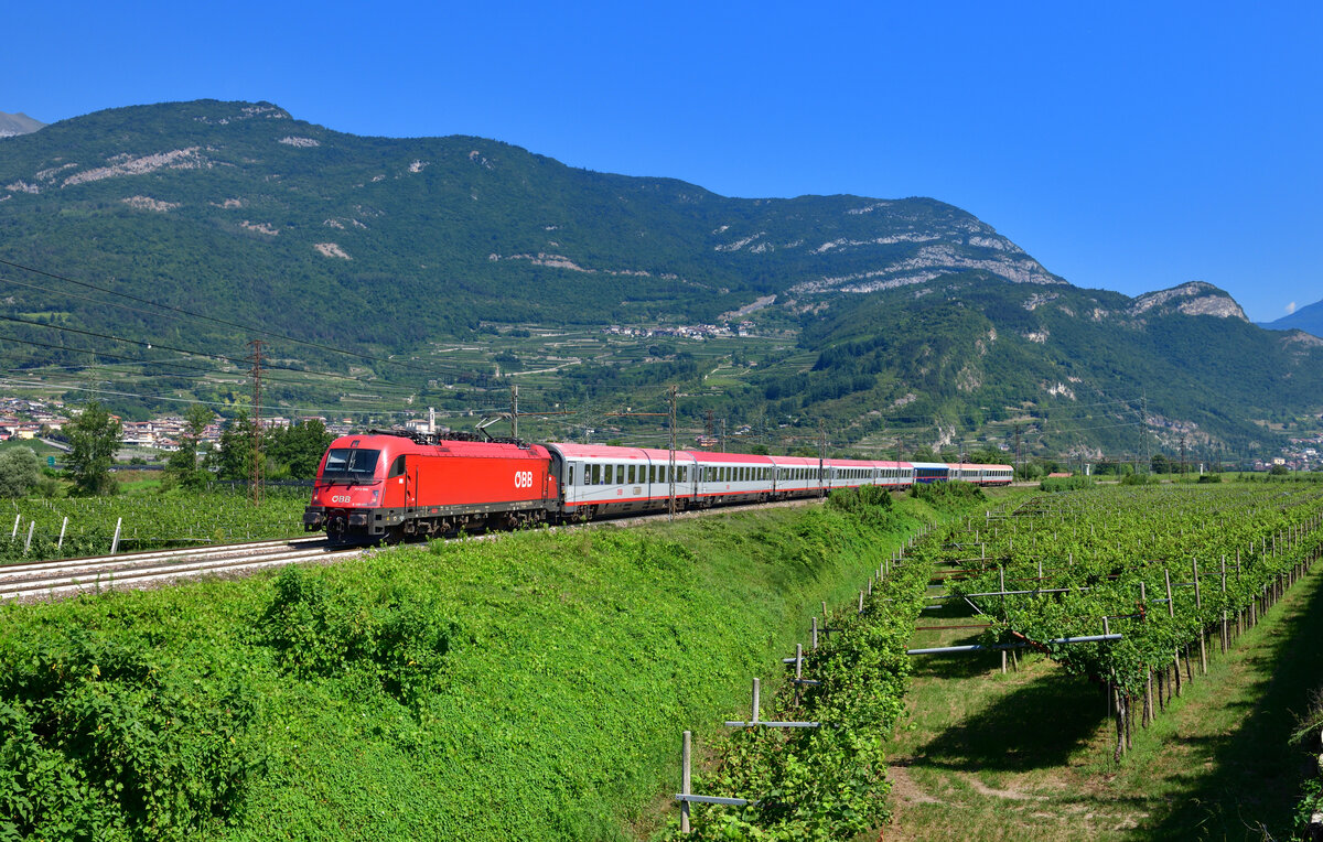 1216 005 mit einem EC am 29.08.2024 bei Rovereto.