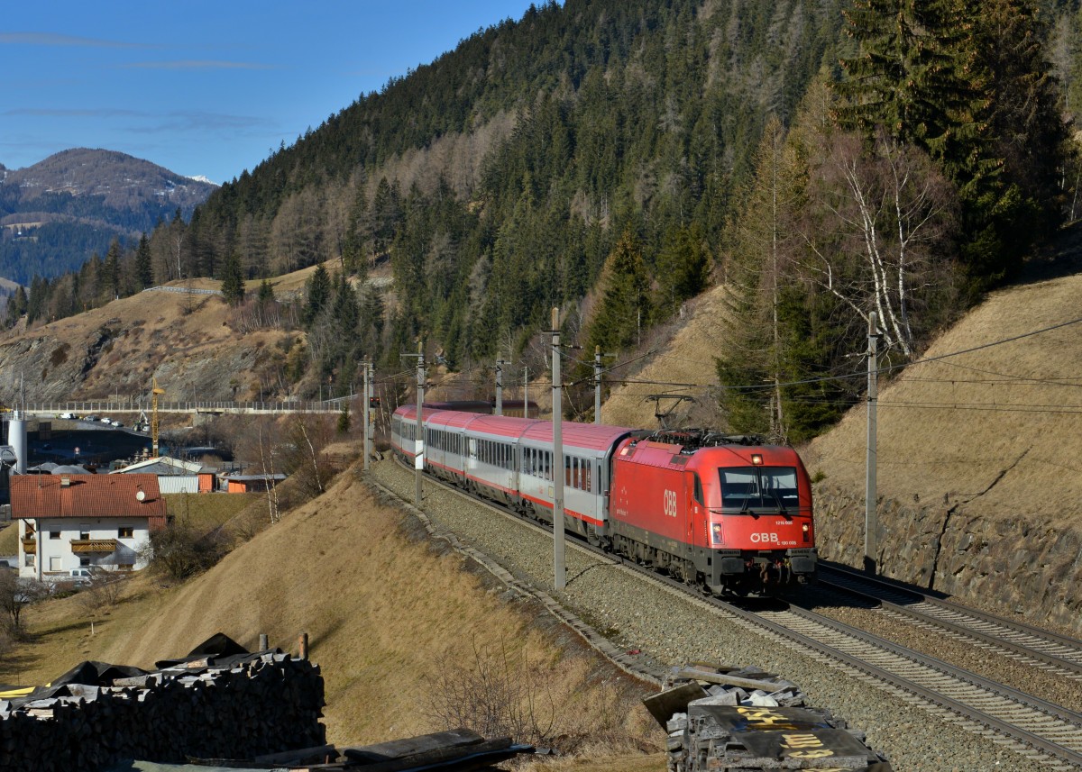 1216 008 mit EC 87 am 24.02.2016 bei Wolf am Brenner. 