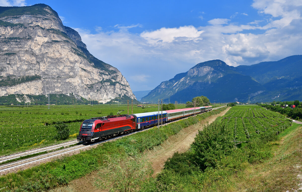 1216 014 mit einem EC am 28.08.2024 bei Salurn.