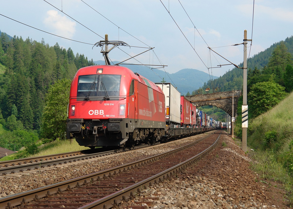 1216 014 mit einer Rola nach Brennersee am 26.06.2010 bei Wolf am Brenner.