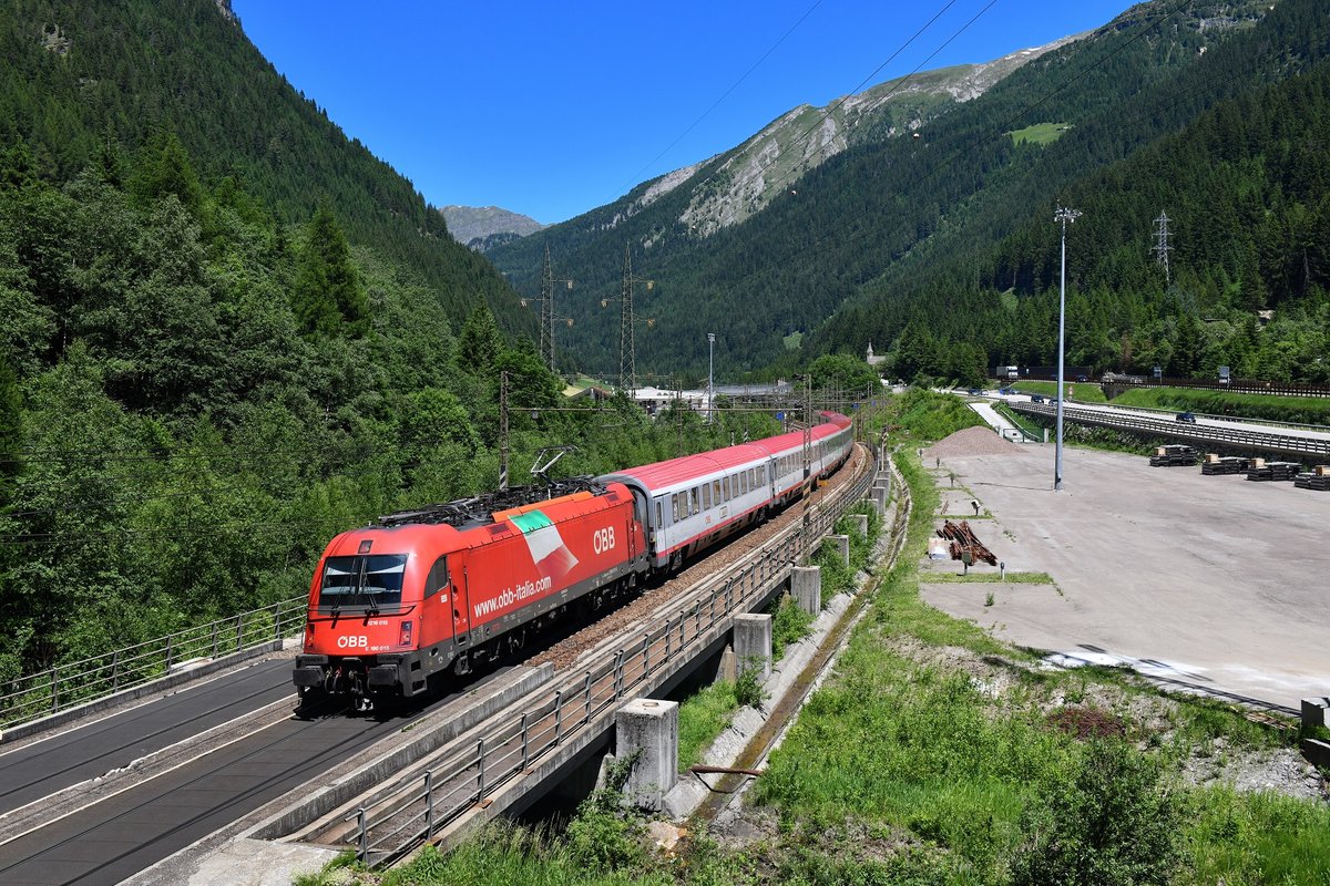 1216 015 mit EC 87 am 29.06.2019 bei Brennerbad.