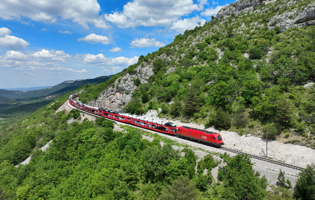 1216 145 mit einem Autozug am 11.05.2024 bei Hrastovlje.