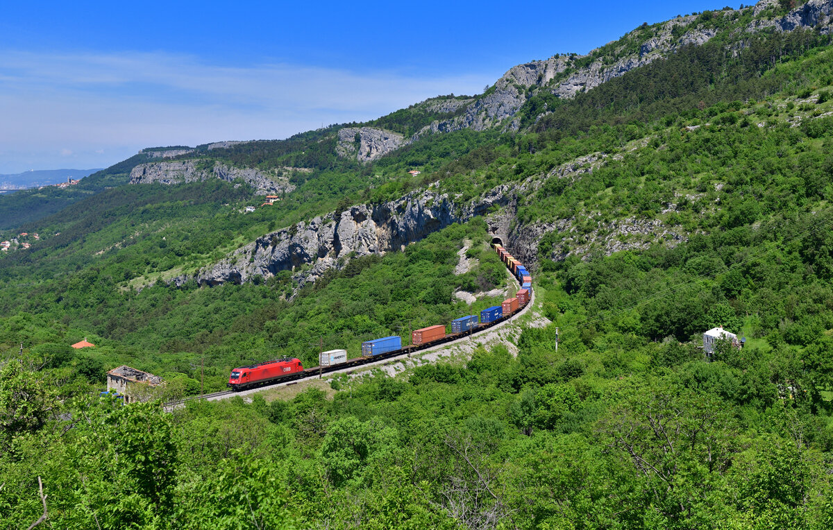 1216 148 mit einem Güterzug am 10.05.2024 bei Zanigrad.