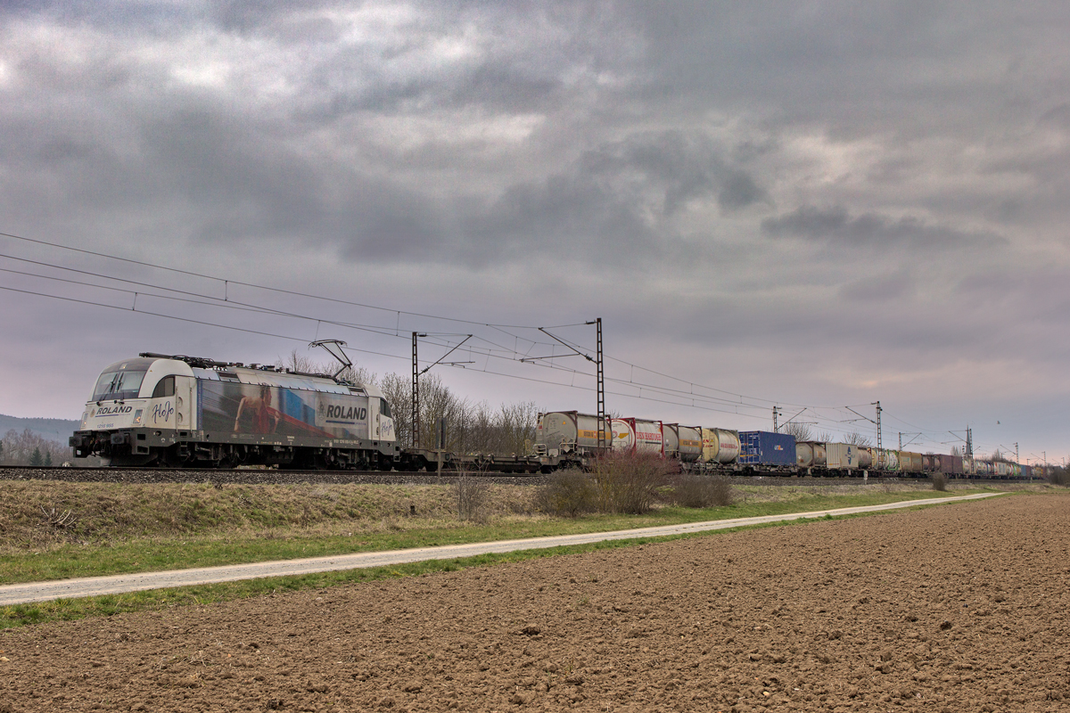 1216 955-5 fährt am grauen Morgen des 13.3.2016 mit einem KLV-Zug in Thüngersheim vorüber.Bild vom vom 13-3-2016