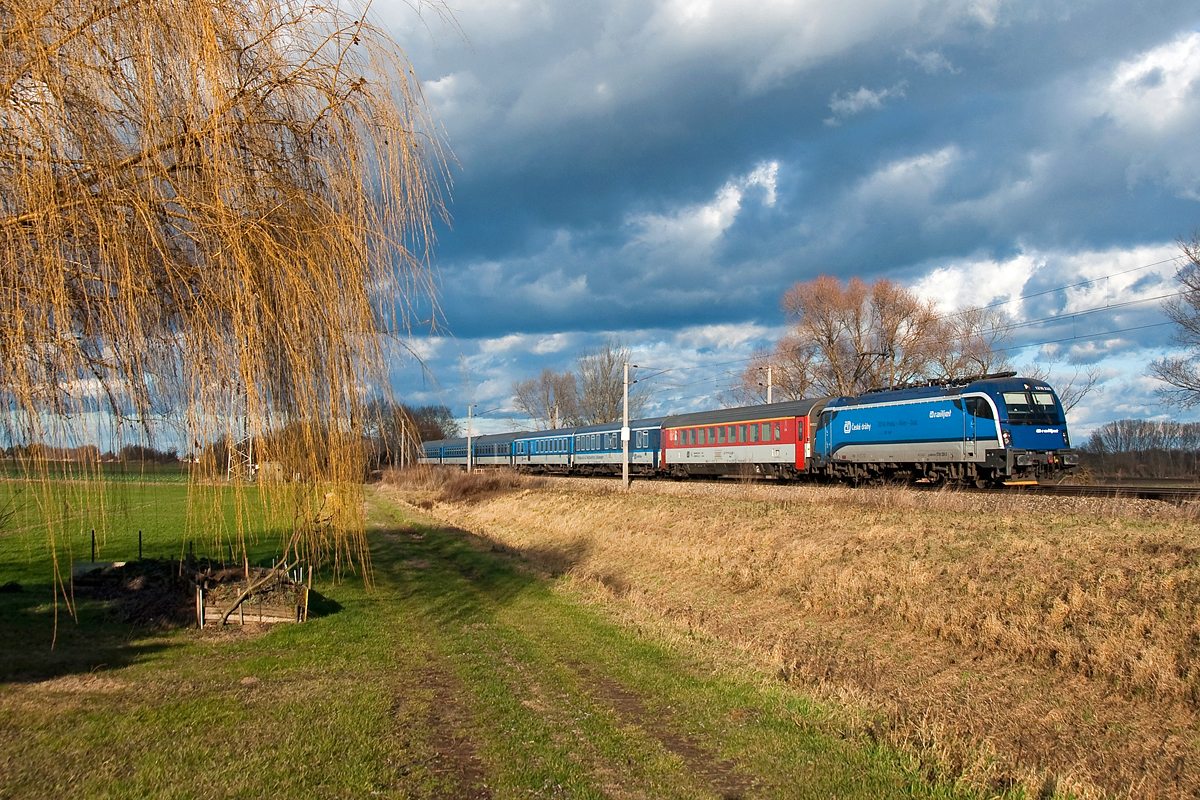 1216.235  Spirit of Brno , ist mit EC 77 bei Sierndorf an der March unterwegs. Die Aufnahme entstand am 10.01.2014.