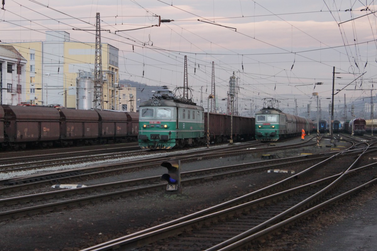 122 001 (links) und 122 026 treffen sich mit ihren Güterzügen am 06.01.2014 in Usti nad Labem zapad.