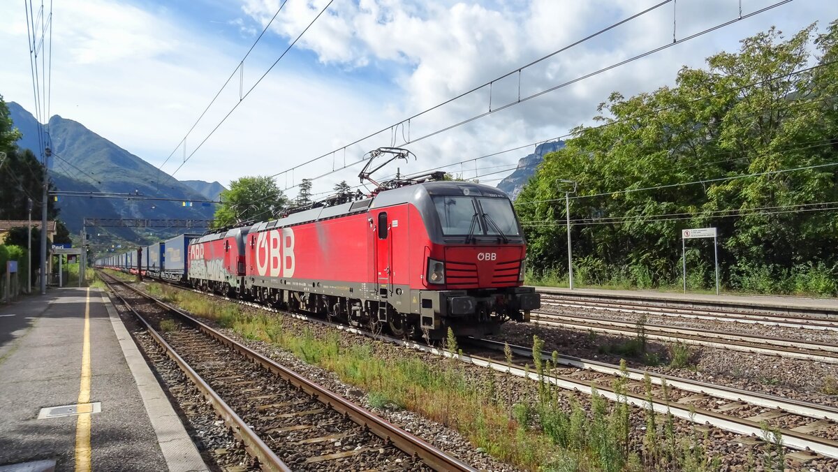 1293 015 u.1293 xxx sind am 24.09.2024 mit einem Walter-Zug Richtung Brenner unterwegs,gesehen in Peri/Ita.